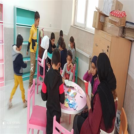 ایجاد کاردستی توسط کودکان عضو کتابخانه عمومی ایثار