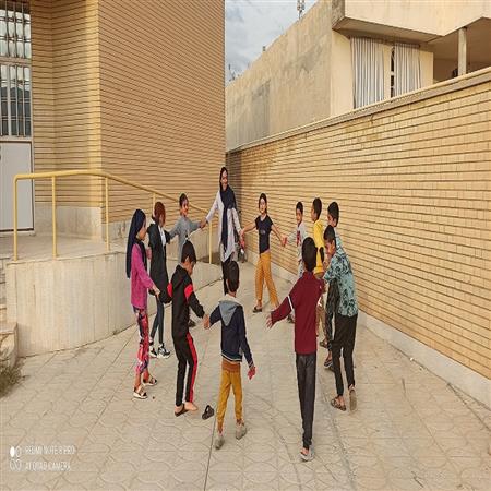 بازی عمو زنجیر باف توسط کودکان عضو کتابخانه عمومی ایثار